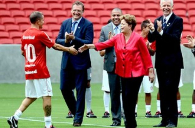 Dilma Rousseff visita o Beira-Rio e bate bola com D'Alessandro