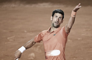 Novak Djokovic al servicio durante su encuentro de semifinales en Italia. / Fuente: Twitter @atptour