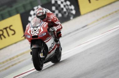 Andrea Dovizioso se defiende como pez en el agua en San Marino