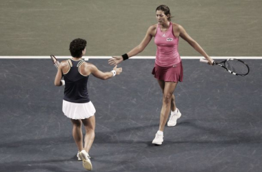 Garbiñe y Carla encuentran consuelo en el dobles