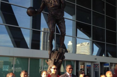 Dominique Wilkins&#039; Statue Was Placed In Front Of Philips Arena On Friday