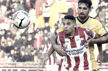 Serie B - Il Vicenza batte il Verona, la nebbia e si porta casa il derby: 1-0 al Menti