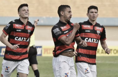 Com dois gols em dois minutos, Atlético-GO vence Paraná e segue colado no Vasco