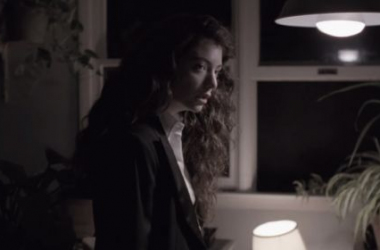 Lorde celebra su 18 cumpleaños presentando el vídeo de &#039;Yellow Flicker Beat&#039;