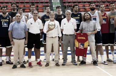 El alcalde de Zaragoza da ánimos a la Selección