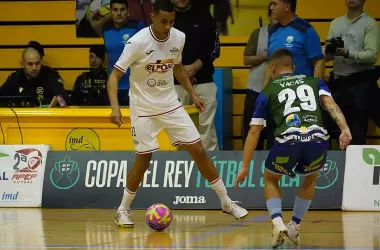 Ligeiro intenta superar a Vacas durante una acción del partido de hoy. ElPozo