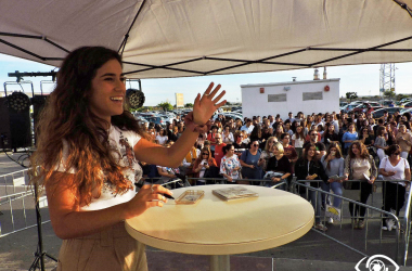 Julia Medina firma "No dejo de bailar" en Cádiz