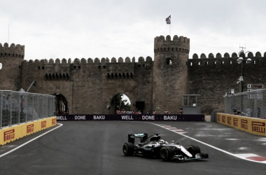 Lewis Hamilton apunta a la pole en Bakú tras los últimos entrenamientos libres