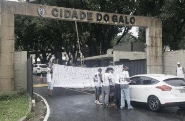 Reapresentação do Atlético-MG é marcada por protesto da torcida: &quot;Joga por amor ou joga por terror&quot;