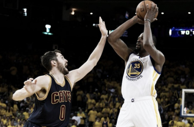 Kevin Durant arrasa con los Cavs en el primer partido