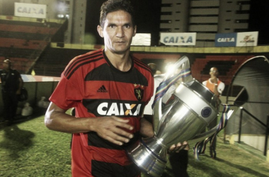 Sport bate Santa Cruz em partida eletrizante de oito gols e fatura Troféu Givanildo Oliveira