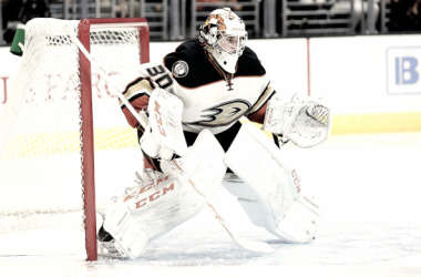 Dustin Tokarski renueva con los Ducks