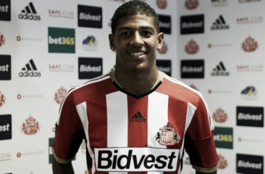 Van Aanholt aterriza en el Stadium of Light