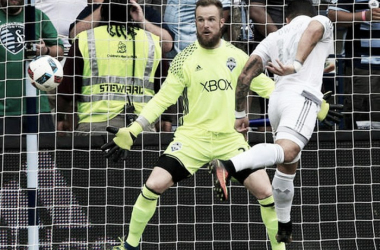 Dom Dwyer brace carries Sporting Kansas City past Seattle Sounders 3-0