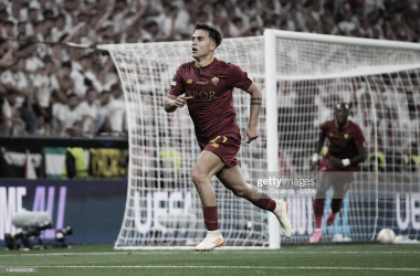 DURO POCO. Pese a su gol, Paulo Dybala no pudo seguir en cancha por una molestia y encima Roma perdió la final. Foto: Getty images