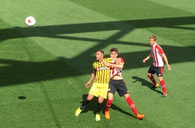 Un gol de Asier Benito decide el igualado derbi por el play-off