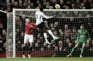 Adebayor irrumpe en Old Trafford