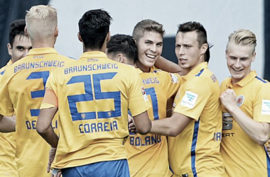 Eintracht Braunschweig 6-0 Karlsruher SC: Six of the best seals successive wins for the Lions