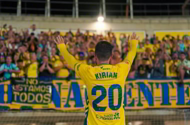 Kirian, tras el partido, ovacionado por su afición / Carlos Pérez
