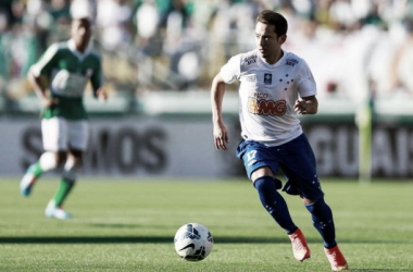 Éverton Ribeiro comemora vitória do Cruzeiro antes de se apresentar à Seleção