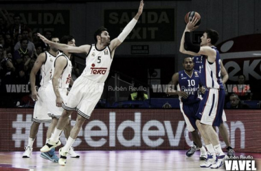 El Efes fuerza el cuarto partido con un triple sobre la bocina