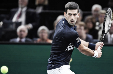 Djokovic encontra dificuldades, mas bate Moutet e estreia com vitória no Masters 1000 de Paris