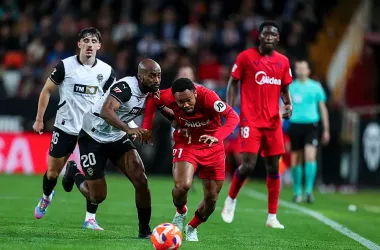 Ejuke y Foulquier disputando un balón // Foto: EP