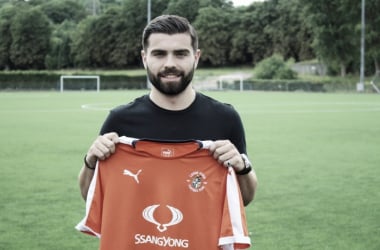 Elliot Lee vuelve al Luton, donde se reencontrará con su hermano Olly