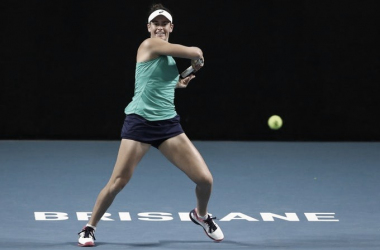 Voltando às quadras após quatro meses, Sharapova perde de virada para Brady em Brisbane