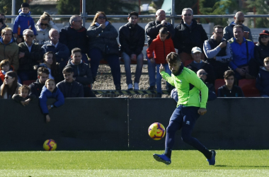 La afición anima al Granada CF en el entrenamiento a puerta abierta