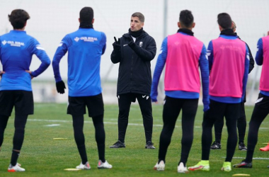 Robert Moreno da indicaciones a sus jugadores en un entrenamiento | Foto: Pepe Villoslada / Granada CF