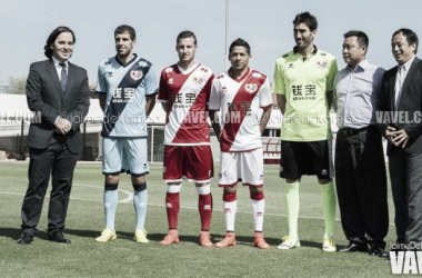 El Rayo Vallecano presenta las nuevas equipaciones de la temporada 2014/2015