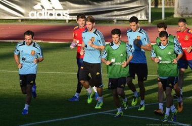 Mucho balón en un entrenamiento sin Piqué ni Iniesta