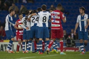 El Espanyol derriba al Granada con un jugador menos