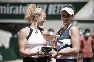 Krejcikova da el doble golpe con Siniakova