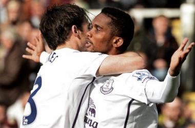 Doblete de Eto&#039;o que alza al Everton y hunde al Burnley