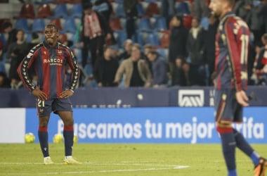 Etta Eyong decepcionado tras la derrota ante el Athletic Club de Bilbao | Foto: Levante-EMV