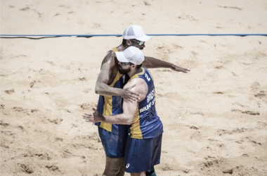 Dupla Evandro e Bruno Schmidt estreia com vitória no vôlei de praia em Tóquio