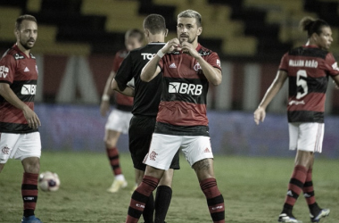 Avassalador, Flamengo goleia Madureira e retoma liderança do Carioca