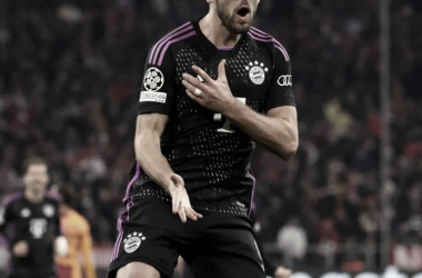 Eleito o craque do jogo e autor dos dois gols da Vitória do Bayern, Harry Kane artilheiro do time na competição comemora seu segundo gol.