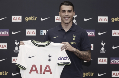 Pedro Porro posando con la camiseta del Tottenham. Fuente: Tottenham Hotspur