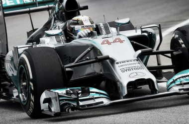 Lewis Hamilton vuelve a coger las riendas en los Libres 2