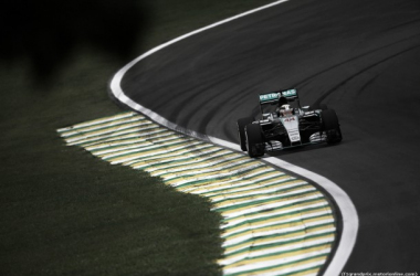 Lewis Hamilton vuela a pesar de los problemas con su monoplaza