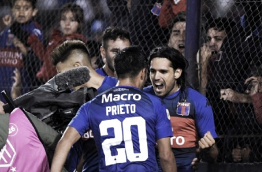 Prieto y Magnín festejando durante la victoria de marzo de TIgre vs Plantense.&nbsp; ( Foto: mdzol)