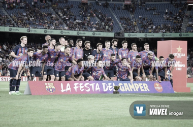 El Barça posando con el título de campeón| Foto: Noelia Déniz-VAVEL