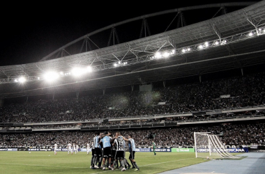 Com um gol em cada tempo, Botafogo vence Nacional-PAR e vai às oitavas da Sul-Americana