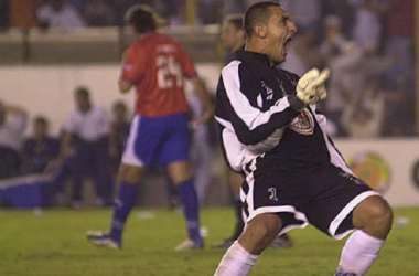 Fábio Costa foi herói em 2003 e Santos eliminou Nacional-URU nos pênaltis pela Libertadores