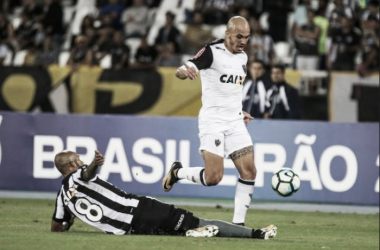 Fábio Santos vê Atlético superior ao Botafogo e lamenta empate: "Um pecado"