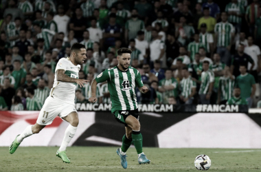 Alex Moreno y Tete Morente luchando por un balón // Foto: Real Betis
