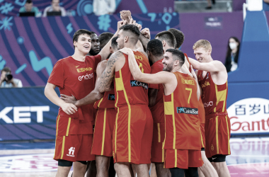 Tras la dura derrota ante Bélgica, España doblega a Montenegro en un partido cómodo que certifica el pase a Octavos. | Foto: Baloncesto España Twitter